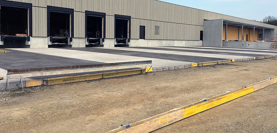 Foto: Laderampen eines Logistikcenters ohne Lkw; davor Betonflächen